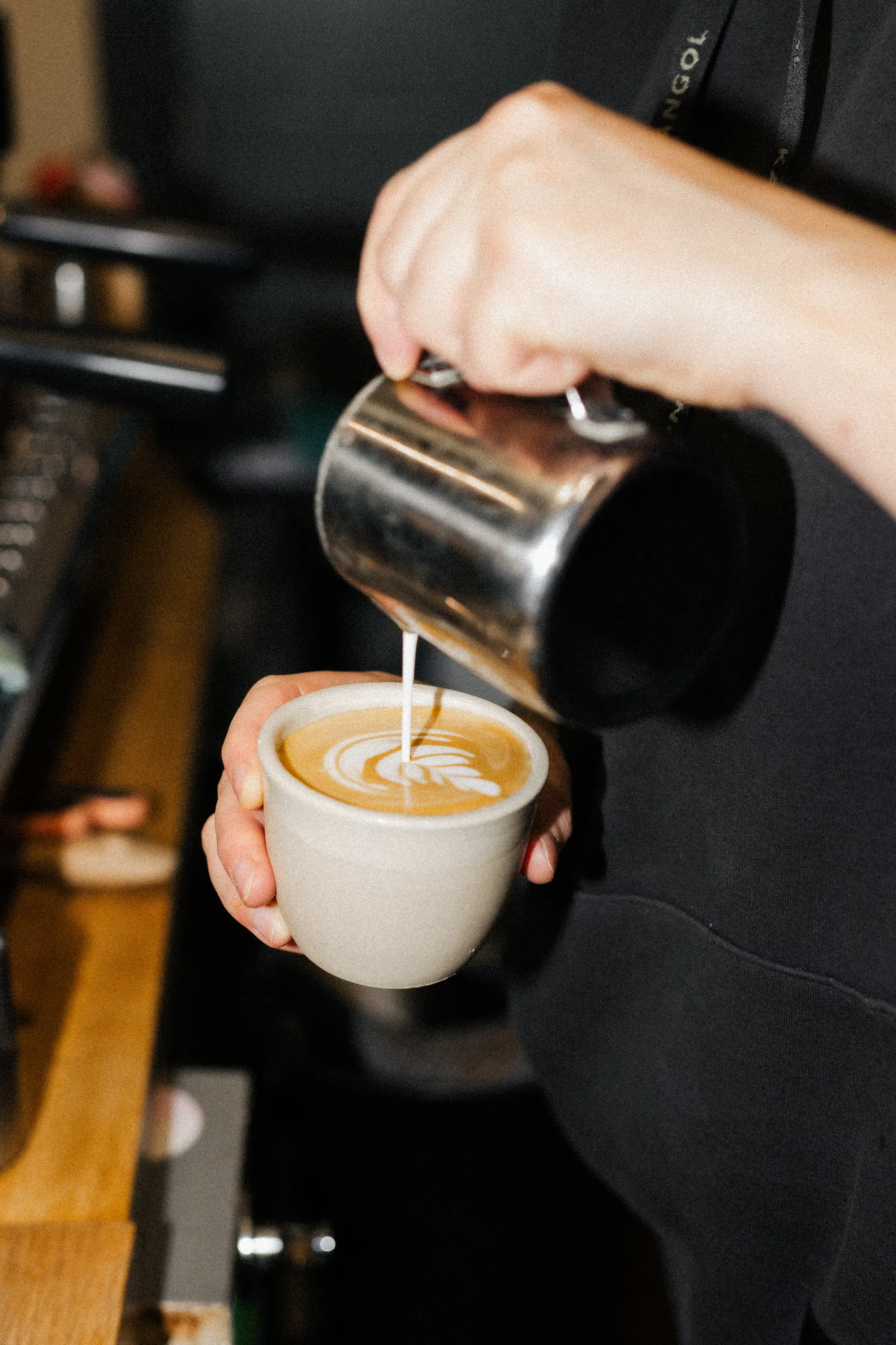Nalévání mléka do šálku, latte art