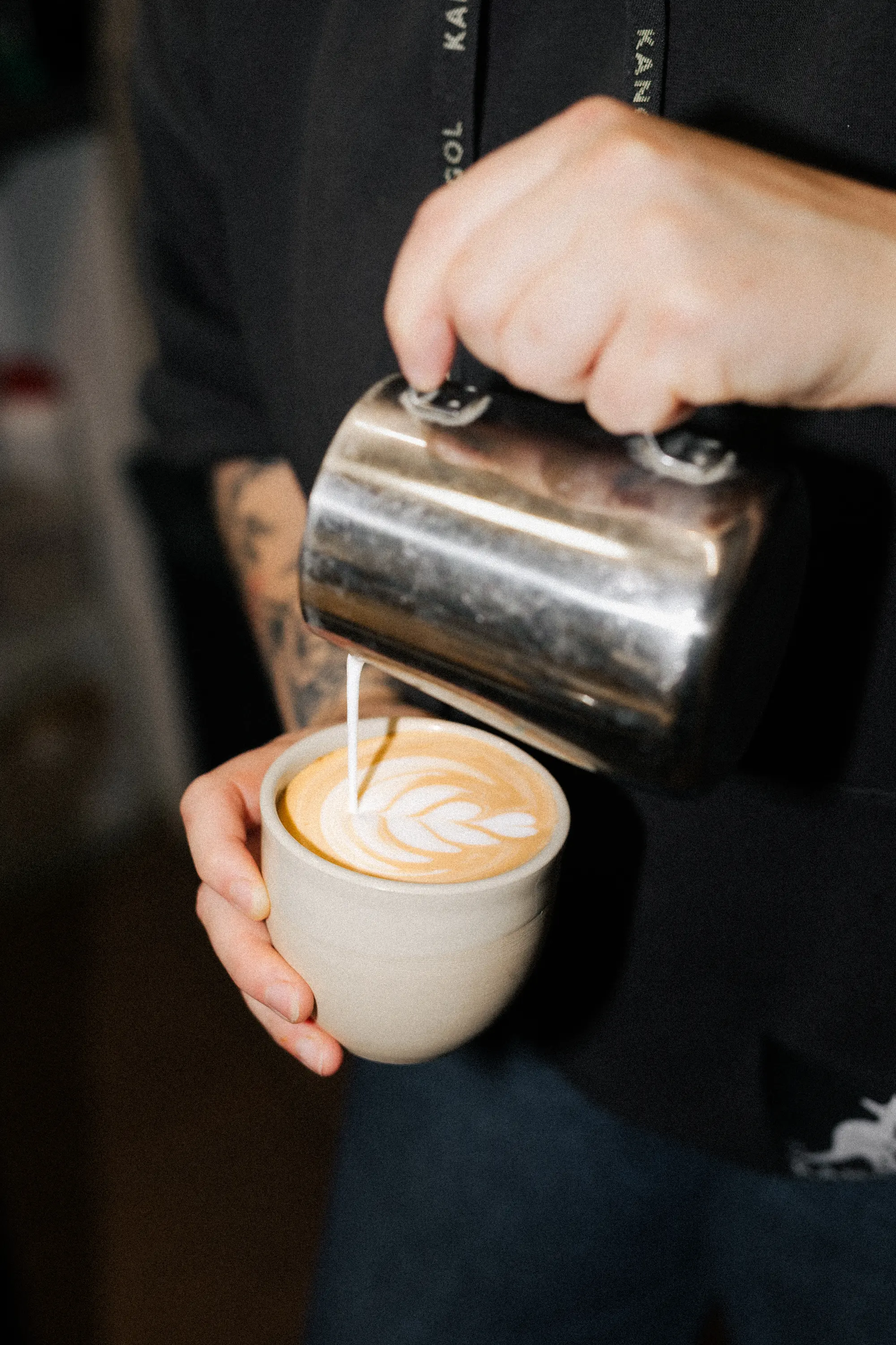 Nalévání mléka do šálku, latte art