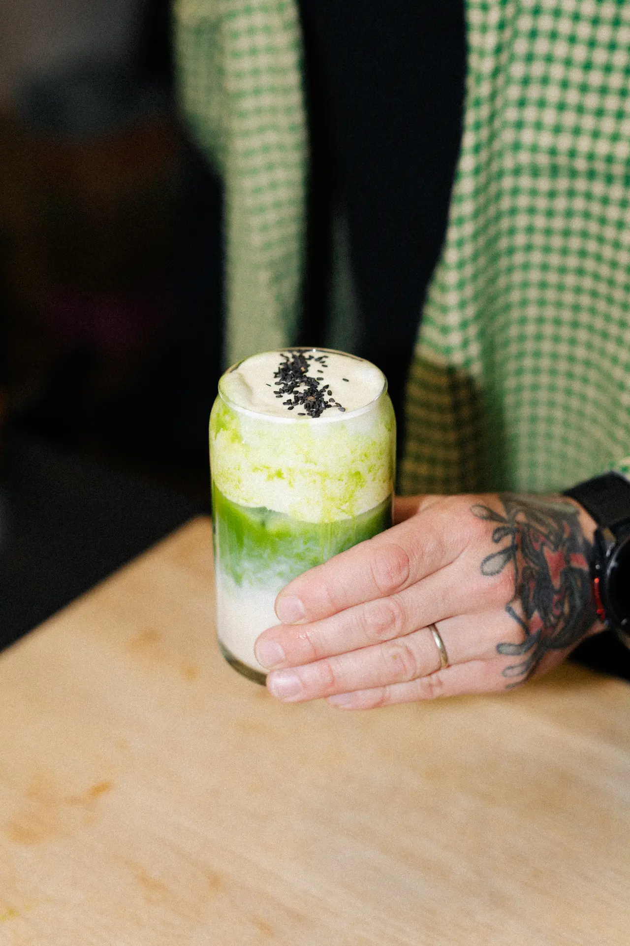 Matcha latte na stole